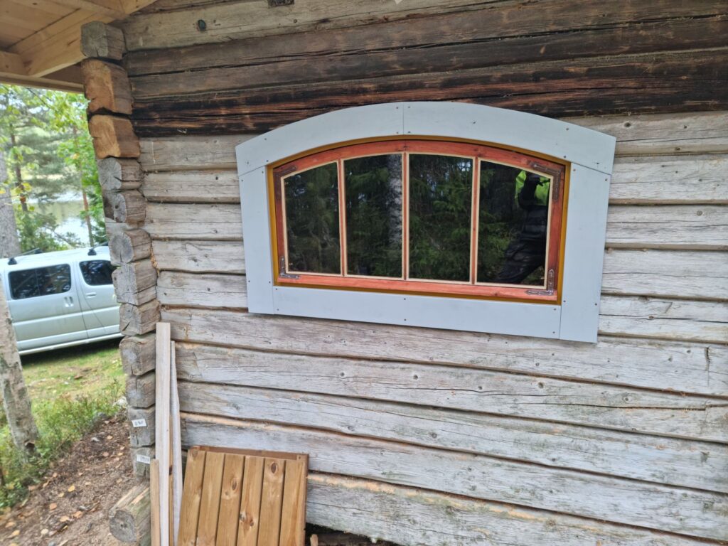 hirsiaitan ikkuna ulkoa